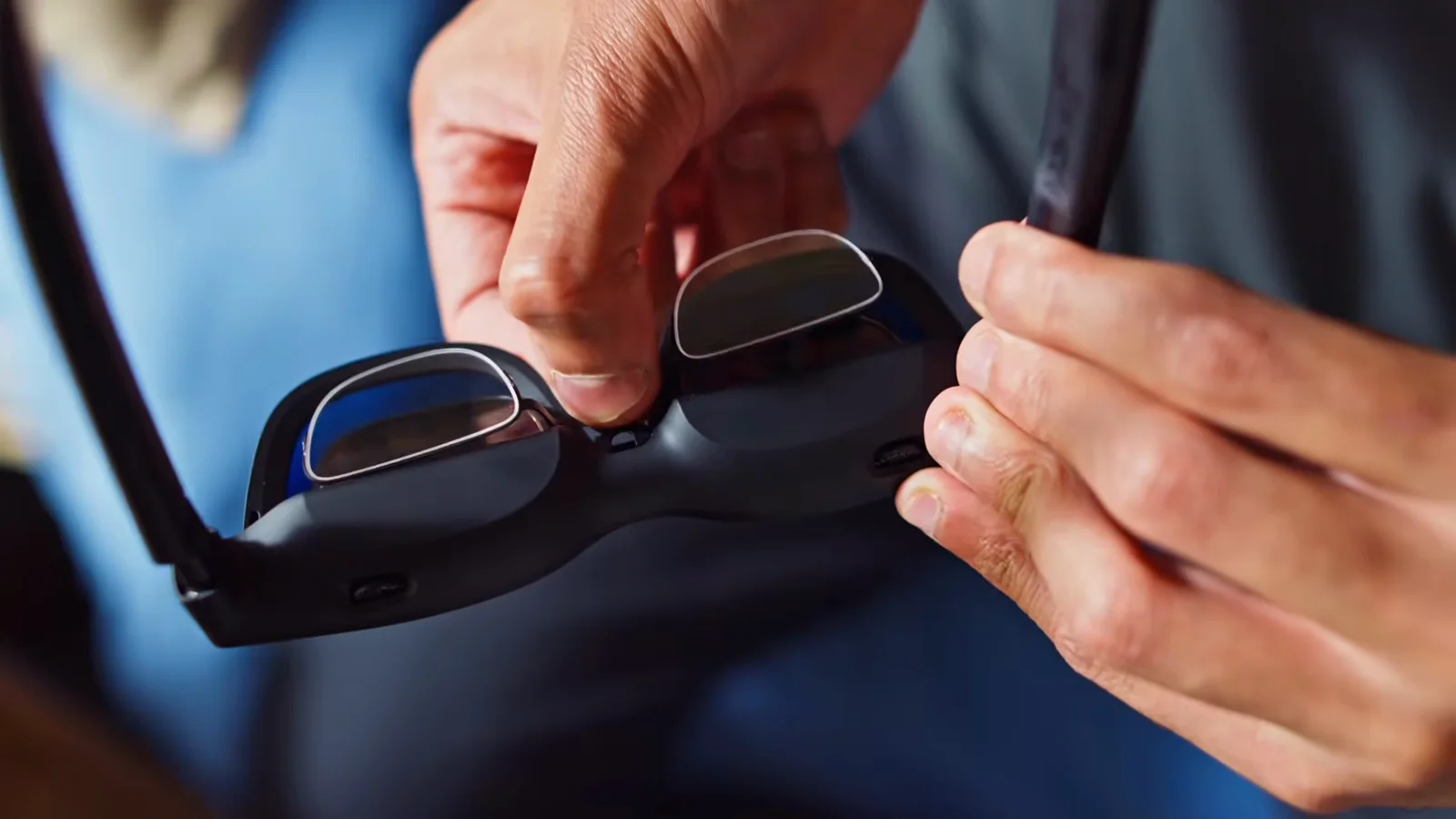 Close-up of Curtis adjusting a VITURE Pro 2 diopter dial
